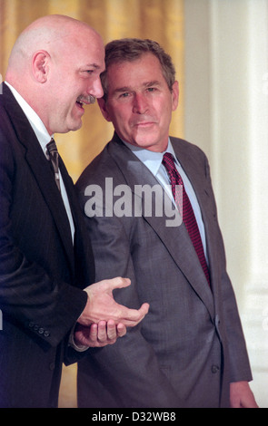 Ehemalige Proringkämpfer und Gouverneur von Minnesota, Jesse Ventura (L) mit Texas Gouverneur George W. Bush bei der National Governors Association Meeting wird 22. Februar 1999 in Washington, DC. Stockfoto