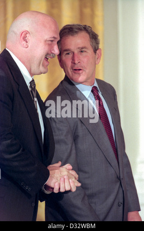 Ehemalige Proringkämpfer und Gouverneur von Minnesota, Jesse Ventura (L) mit Texas Gouverneur George W. Bush bei der National Governors Association Meeting wird 22. Februar 1999 in Washington, DC. Stockfoto