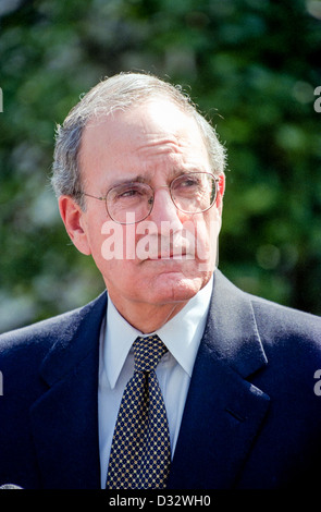 Ehemaliger Senator und Sonderbeauftragter für Nordirland Frieden Gesandte George Mitchell spricht zu den Medien im Weißen Haus 13. April 1998 in Washington, DC. Mitchell, der die Friedensverhandlungen in Nordirland leitete, lobte Clinton für seine Hilfe bei den Verhandlungen über die Einigung zum 10. April in Belfast. Stockfoto