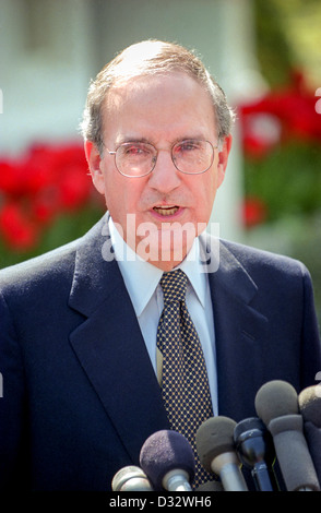 Ehemaliger Senator und Sonderbeauftragter für Nordirland Frieden Gesandte George Mitchell spricht zu den Medien im Weißen Haus 13. April 1998 in Washington, DC. Mitchell, der die Friedensverhandlungen in Nordirland leitete, lobte Clinton für seine Hilfe bei den Verhandlungen über die Einigung zum 10. April in Belfast. Stockfoto