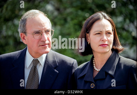 Ehemaliger Senator und Sonderbeauftragter für Nordirland Frieden Gesandte George Mitchell mit Frau Heather MacLachlan sprechen Sie mit den Medien im Weißen Haus 13. April 1998 in Washington, DC. Mitchell, der die Friedensverhandlungen in Nordirland leitete, lobte Clinton für seine Hilfe bei den Verhandlungen über die Einigung zum 10. April in Belfast. Stockfoto