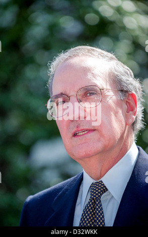 Ehemaliger Senator und Sonderbeauftragter für Nordirland Frieden Gesandte George Mitchell spricht zu den Medien im Weißen Haus 13. April 1998 in Washington, DC. Mitchell, der die Friedensverhandlungen in Nordirland leitete, lobte Clinton für seine Hilfe bei den Verhandlungen über die Einigung zum 10. April in Belfast. Stockfoto