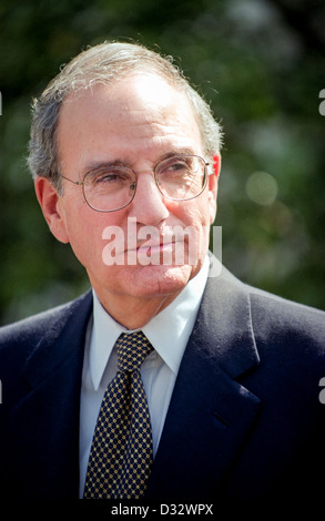 Ehemaliger Senator und Sonderbeauftragter für Nordirland Frieden Gesandte George Mitchell spricht zu den Medien im Weißen Haus 13. April 1998 in Washington, DC. Mitchell, der die Friedensverhandlungen in Nordirland leitete, lobte Clinton für seine Hilfe bei den Verhandlungen über die Einigung zum 10. April in Belfast. Stockfoto