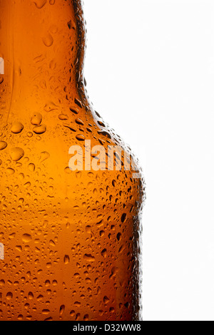 Wassertropfen auf gekühlte transparente braune Bierflasche Stockfoto