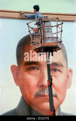 Ein Arbeiter berührt den Rahmen eines riesigen Porträt von Sun Yat-Sen Platz des himmlischen Friedens 29. September 1989 in Peking errichtet. Das Porträt wird jedes Jahr im Rahmen der Feierlichkeiten Chinas Nationalfeiertag am 1. Oktober auf dem Platz installiert. Sonne gilt als Gründer des modernen China für seine 1911 Sturz des letzten Kaiserhauses. Stockfoto