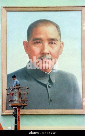 Ein Arbeiter berührt den Rahmen eines riesigen Porträt von Sun Yat-Sen Platz des himmlischen Friedens 29. September 1989 in Peking errichtet. Das Porträt wird jedes Jahr im Rahmen der Feierlichkeiten Chinas Nationalfeiertag am 1. Oktober auf dem Platz installiert. Sonne gilt als Gründer des modernen China für seine 1911 Sturz des letzten Kaiserhauses. Stockfoto