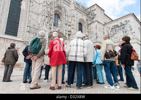 Gruppe der älteren deutschen Touristen auf einer geführten Tour besuchen das Hieronymus-Kloster in Lissabon, Portugal Stockfoto
