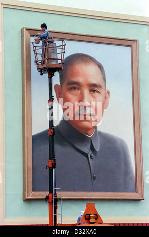 Ein Arbeiter berührt den Rahmen eines riesigen Porträt von Sun Yat-Sen Platz des himmlischen Friedens 29. September 1989 in Peking errichtet. Das Porträt wird jedes Jahr im Rahmen der Feierlichkeiten Chinas Nationalfeiertag am 1. Oktober auf dem Platz installiert. Sonne gilt als Gründer des modernen China für seine 1911 Sturz des letzten Kaiserhauses. Stockfoto