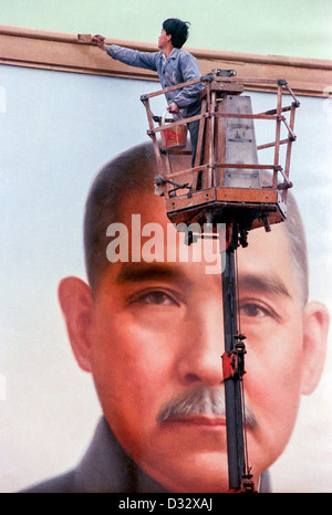 Ein Arbeiter berührt den Rahmen eines riesigen Porträt von Sun Yat-Sen Platz des himmlischen Friedens 29. September 1989 in Peking errichtet. Das Porträt wird jedes Jahr im Rahmen der Feierlichkeiten Chinas Nationalfeiertag am 1. Oktober auf dem Platz installiert. Sonne gilt als Gründer des modernen China für seine 1911 Sturz des letzten Kaiserhauses. Stockfoto