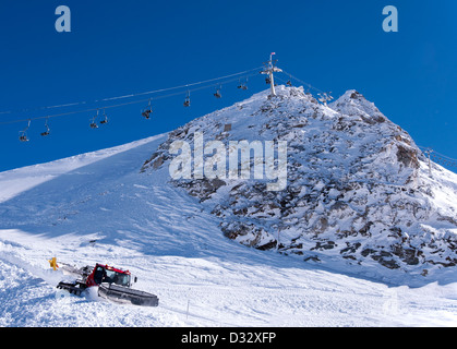 Sessellift und Pistenfahrzeug am Hintertuxer Gletscher in den Zillertaler Alpen in Österreich Stockfoto