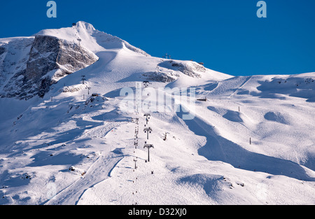 Hintertuxer Gletscher mit Gondeln, Loipen und Pisten in den Zillertaler Alpen in Österreich bei Sonnenuntergang. Stockfoto