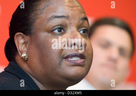 Dianne Abbott MP bei der Labour Partei Führung bedrängt im Millennium Stadium in Cardiff heute. Stockfoto