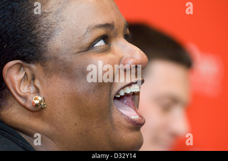 Dianne Abbott MP bei der Labour Partei Führung bedrängt im Millennium Stadium in Cardiff heute. Stockfoto