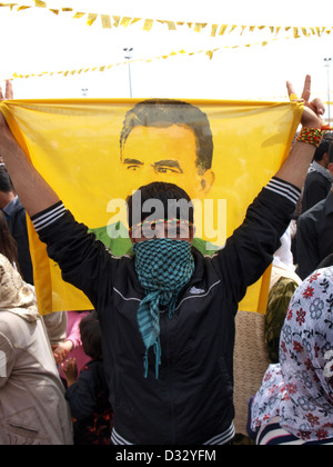 Kurdische Jugend mit Abdullah Öcalan APO Fahne während Nevruz in Diyarbakir, Türkei maskiert. Stockfoto