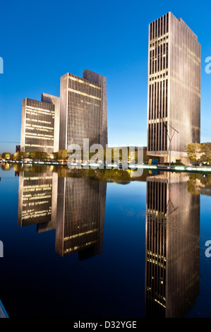 Agentur-Gebäude von Widerspiegelnder Teich, Bestandteil der Gouverneur Nelson A. Rockefeller Empire State Plaza in Albany, New York. Stockfoto