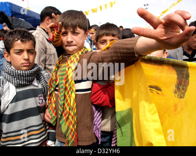 Turkei. Kurdische Jungs mit Abdullah Öcalan APO Flagge während Nevruz in Diyarbakir, Stockfoto