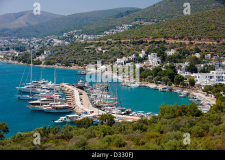 Erhöhter Blick auf das Dorf Torba mit einem Pier und festgetäuten Booten. Torba Dorf, Halbinsel Bodrum, Mugla Provinz, Türkei. Stockfoto