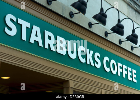 Starbucks-Logo auf der Außenseite des Gebäudes Stockfoto