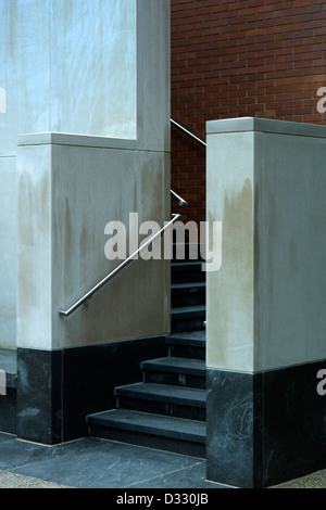 Eine Treppe führt zu einem industriellen Gebäude mit Mauer. Stockfoto