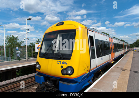 London Overground Zug auf die Evangelium-Eiche zu bellen Linie, England, UK Stockfoto