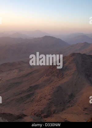 Sonnenaufgang von oben auf Mount Mt Sinai, St. Katherine, Ägypten. Stockfoto