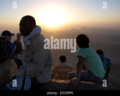 Touristen und Pilger Sonnenaufgang am Mount Mt Sinai, St. Catherine, Ägypten. Stockfoto