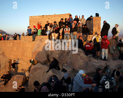 Touristen und Pilger Sonnenaufgang am Mount Mt Sinai, St. Catherine, Ägypten. Stockfoto