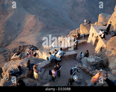 Touristen und Pilger Sonnenaufgang am Mount Mt Sinai, St. Catherine, Ägypten. Stockfoto