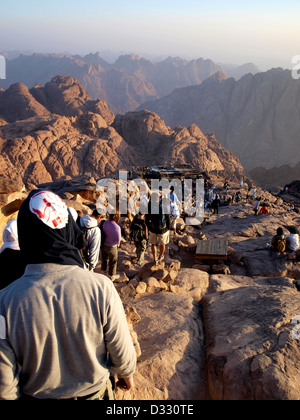 Pilger und Touristen Wandern Sie von Mt Sinai morgens nach Sonnenaufgang. Stockfoto