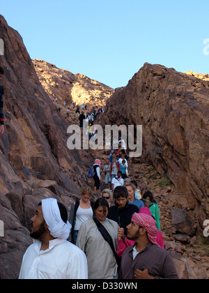 Pilger und Touristen Wandern Sie von Mt Sinai morgens nach Sonnenaufgang. Stockfoto