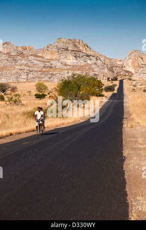 Madagaskar, Parc National de l'Isalo, Radfahrer auf der RN7 Straße am Parkgrenze Stockfoto