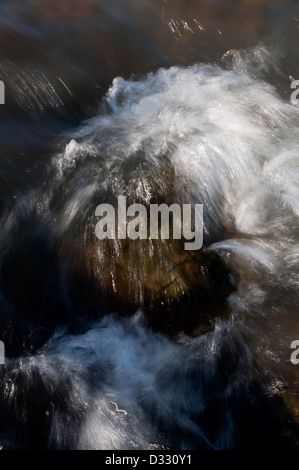 rauschenden Wasser Kaskadierung über Rock, Teich, See, hetzen, Sekt, Bewegung, Schaum Stockfoto