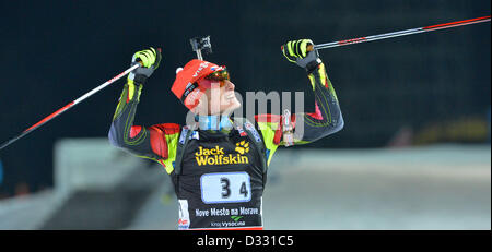 Nove Mesto, Tschechien. 7. Februar 2013. Ondrej Moravec aus Tschechien feiert im Abgang nach der mixed-Staffel bei den Biathlon-Weltmeisterschaften 2013 in Nove Mesto, Tschechien, 7. Februar 2013. Foto: Martin Schutt/Dpa/Alamy Live News Stockfoto