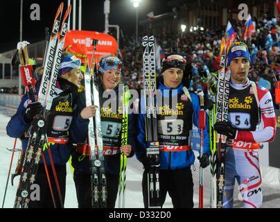 Nove Mesto, Tschechien. 7. Februar 2013. Französische team links nach rechts, Marie-Laure Brunet, Marie Dorin Habert, Alexis Boeuf und Martin Fourcade feiert zweiten Platz nach 2x6km + 2x7.5km mixed-Staffel bei der Biathlon-WM in Nove Mesto Na Morave, Tschechische Republik, auf Donnerstag, 7. Februar 2013. (CTK Foto/römische Vondrous) Stockfoto