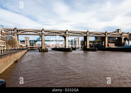 Ein Blick auf den Fluss Tyne in Newcastle, zeigt die hohe, Schaukel und Tyne Bridges, UK Stockfoto