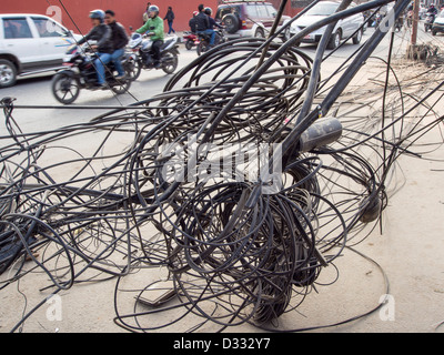 Elektriker arbeitet an einem Gewirr von elektrischen Leitungen in Kathmandu, Nepal. Stockfoto