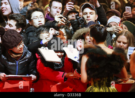 Berlin, Deutschland. 7. Februar 2013. Berlin, Deutschland. 7. Februar 2013. Chinesische Schauspielerin Zhang Ziyi Autogramme vor der Premiere des Films "The Grandmaster' ('Yi Zong dai Shi") während der 63. jährlichen internationalen Filmfestspiele Berlin, in Berlin, Deutschland, 7. Februar 2013. Der Film wurde als Eröffnungsfilm der Berlinale ausgewählt und läuft im offiziellen Abschnitt aus der Konkurrenz. Foto: Hannibal/Dpa/Alamy Live News Stockfoto