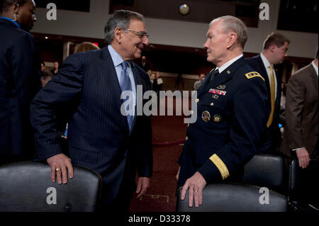 Washington DC, USA. 7. Februar 2013. UNS Verteidigungsminister Leon Panetta und Joint Chiefs General Martin Dempsey vor einer Anhörung des Senate Armed Services Committee auf das Verteidigungsministerium als Reaktion auf den Angriff auf das US-Konsulat in Benghazi, Libyen 7. Februar 2013 in Washington, DC zu sprechen. Bildnachweis: Planetpix / Alamy Live News Stockfoto