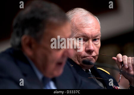 Washington DC, USA. 7. Februar 2013. Vorsitzender der Joint Chiefs allgemeine Martin Dempsey hört US Defense Secretary Leon Panetta im Rahmen einer Anhörung des Senate Armed Services Committee on das Verteidigungsministerium als Reaktion auf den Angriff auf das US-Konsulat in Benghazi, Libyen 7. Februar 2013 in Washington, DC. Bildnachweis: Planetpix / Alamy Live News Stockfoto