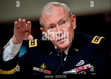 Washington DC, USA. 7. Februar 2013. US Vorsitzender Joint Chiefs General Martin Dempsey Zeugen während einer Anhörung des Senate Armed Services Committee on das Verteidigungsministerium als Reaktion auf den Angriff auf das US-Konsulat in Benghazi, Libyen 7. Februar 2013 in Washington, DC. Bildnachweis: Planetpix / Alamy Live News Stockfoto