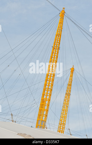 Die Unterstützung Türme auf den Millennium Dome (The O2) vor einem blauen Himmel mit Wolken. Stockfoto