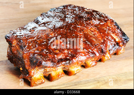 Gegrillte Schweinerippchen saftige Grill auf einem hölzernen Hintergrund, selektiven Fokus. Stockfoto
