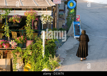 Eine schwarz gekleidete Frau in dem Dorf Athani; Lefkada, Ionische Inseln. Griechenland. Stockfoto