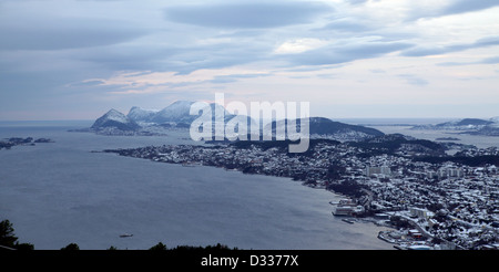 Malerische Luftaufnahme Aussicht auf Alesund (Norwegen) mit Schnee bedeckt Berge im Winter. Stockfoto