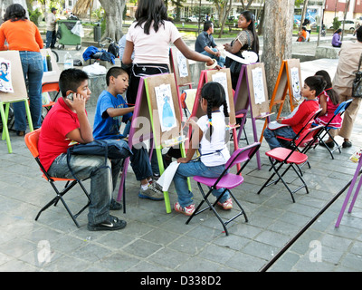 Mexikanische Kinder Kinder arbeiten bei bunten Miniatur Staffeleien nehmen an Outdoor-Klasse Llano Kunstpark Oaxaca Mexico Stockfoto