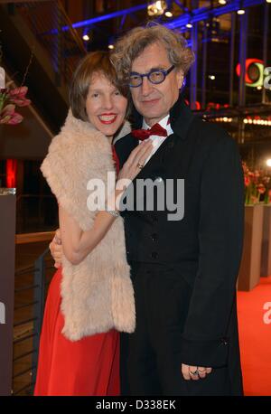 Deutsche Regisseur Wim Wenders und Frau Donata für die Premiere des Films "The Grandmaster' ('Yi Zong dai Shi") während der 63. jährlichen internationalen Filmfestspiele Berlin, in Berlin, Deutschland, 7. Februar 2013 kommen. Der Film wurde als Eröffnungsfilm der Berlinale ausgewählt und läuft im offiziellen Bereich außer Konkurrenz. Foto: Britta Pedersen/dpa Stockfoto