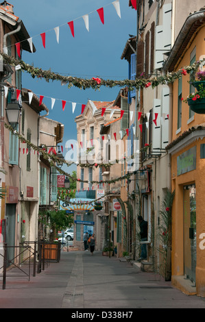 Fußgängerzone in Küstenstadt Frejus Frankreich Stockfoto