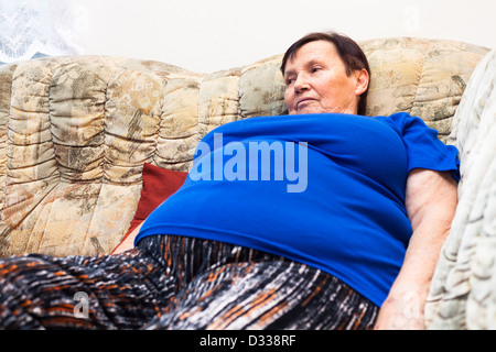 Nahaufnahme von adipösen Seniorin am Sofa entspannen. Stockfoto