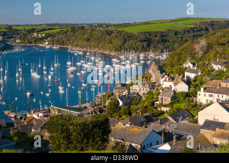 Blick über die Dächer, um Boote vertäut in Fowey Mündung von Polruan. Stockfoto