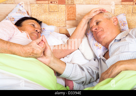 Nahaufnahme des Liebens, älteres paar gemütlich im Bett. Stockfoto